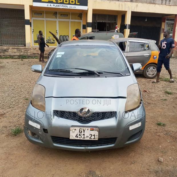 Toyota Vitz 2010 Silver