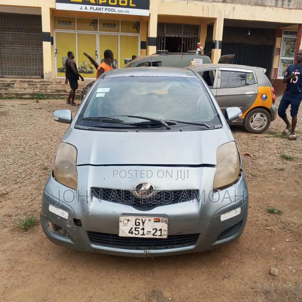 Toyota Vitz 2010 Silver