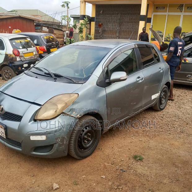 Toyota Vitz 2010 Silver