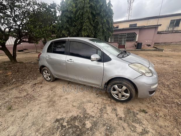 Toyota Vitz 1.0 FWD 3dr 2009 Gray