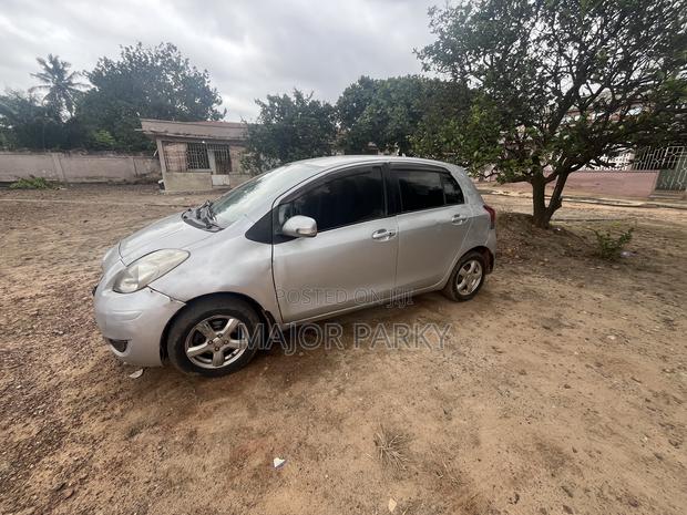 Toyota Vitz 1.0 FWD 3dr 2009 Gray
