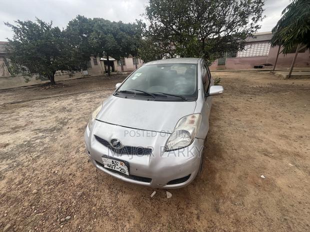 Toyota Vitz 1.0 FWD 3dr 2009 Gray