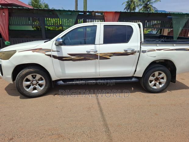 Toyota Hilux Revo Double Cab Deisel 2.4 AWD 2019 White