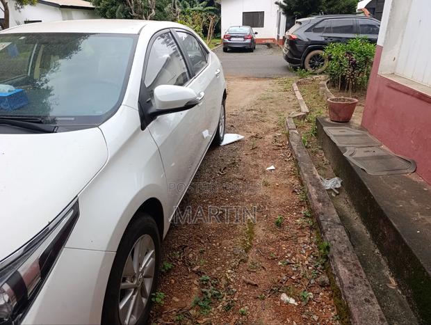 Toyota Corolla LE (1.8L 4cyl 2A) 2018 White