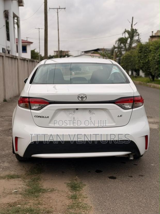 Toyota Corolla LE 2021 White