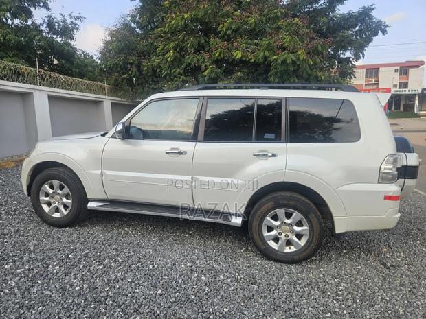 Mitsubishi Pajero 2017 Off white
