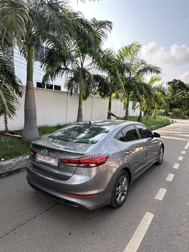 Hyundai Elantra SEL 2018 Silver