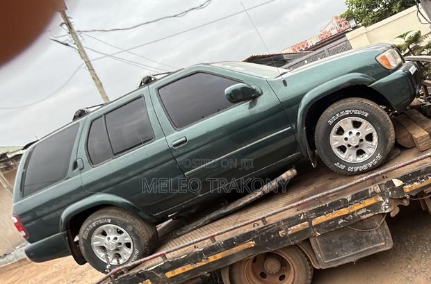 Nissan Pathfinder 2002 Green