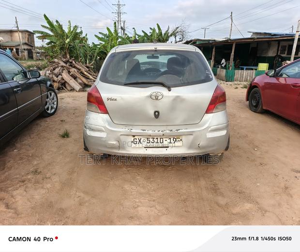 Toyota Vitz 2010 Silver