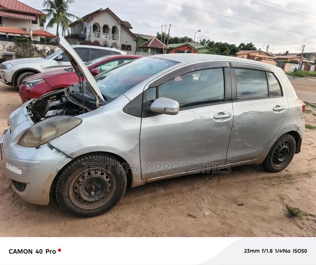 Toyota Vitz 2010 Silver
