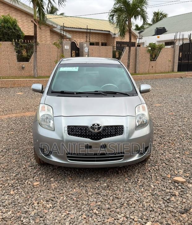Toyota Yaris Base Hatchback 3dr 2010 Gray