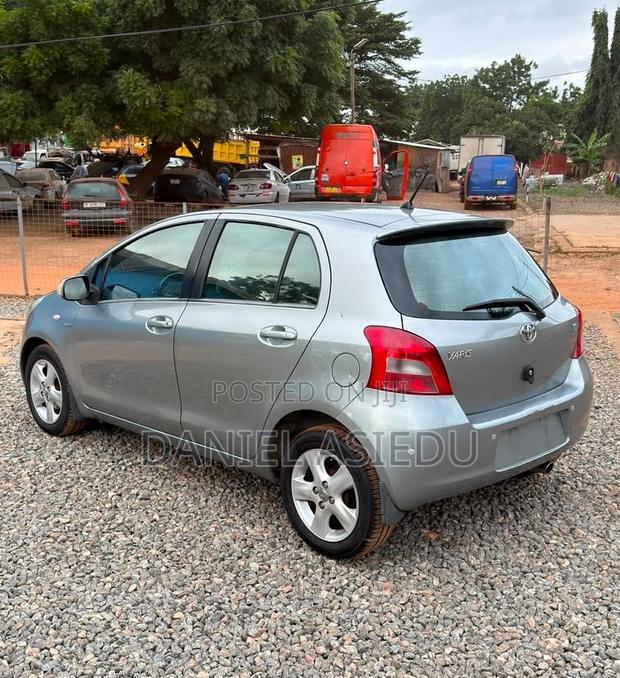 Toyota Yaris Base Hatchback 3dr 2010 Gray
