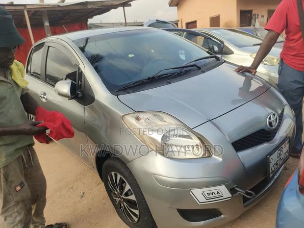 Toyota Vitz 2010 Silver