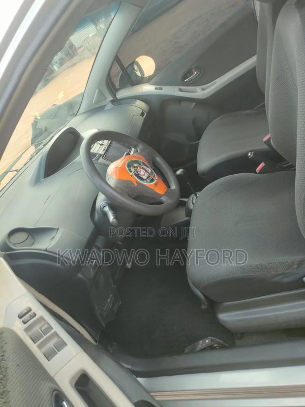 Toyota Vitz 2010 Silver