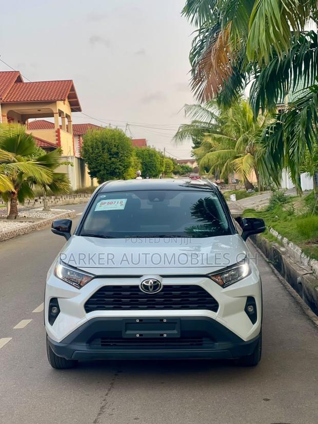 Toyota RAV4 XLE 2025 White