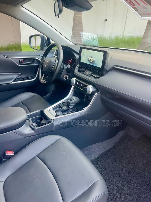 Toyota RAV4 XLE 2025 White