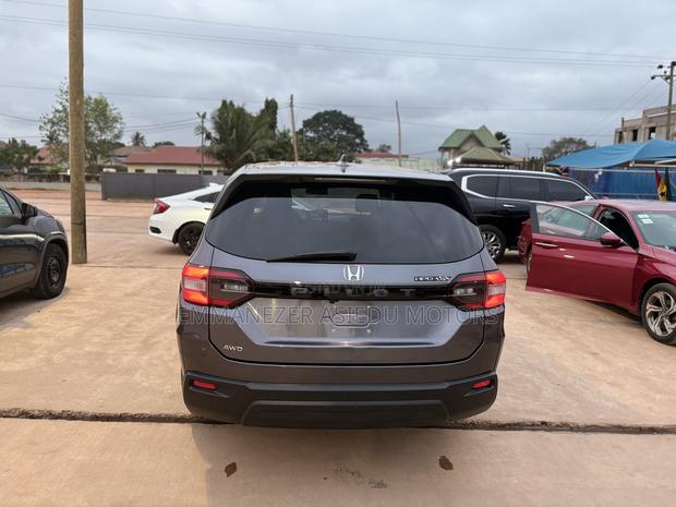 Honda Pilot EX-L 8 Passenger AWD 2023 Gray
