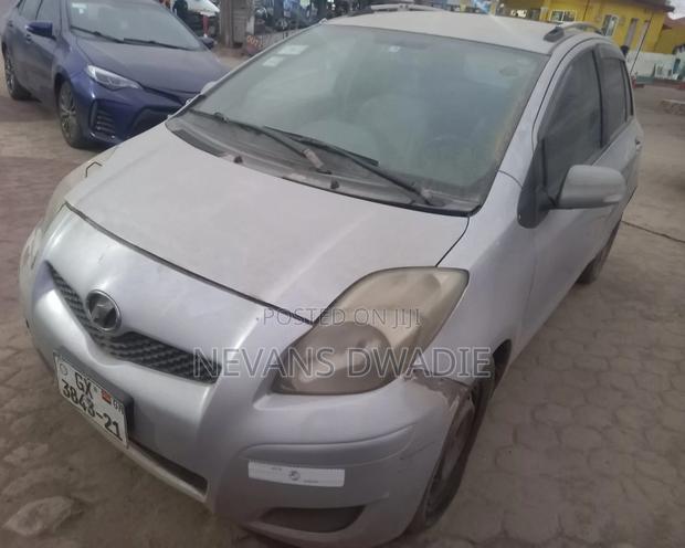 Toyota Vitz 2010 Silver