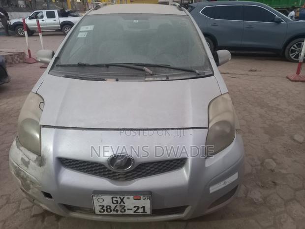 Toyota Vitz 2010 Silver