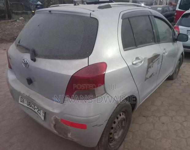 Toyota Vitz 2010 Silver