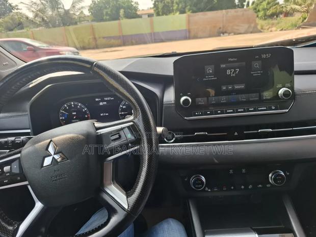 Mitsubishi Outlander 2024 Brown