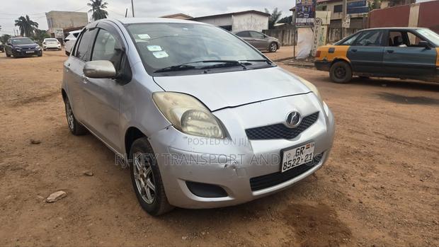 Toyota Vitz 2010 Silver