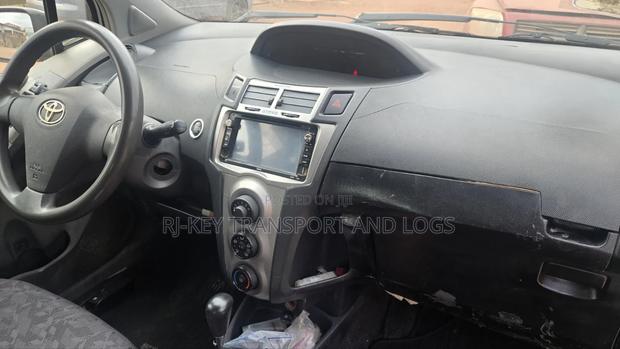 Toyota Vitz 2010 Silver