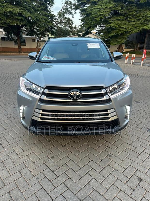 Toyota Highlander LE Plus 2019 Silver
