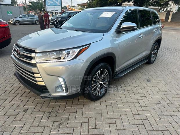 Toyota Highlander LE Plus 2019 Silver