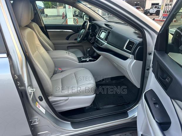Toyota Highlander LE Plus 2019 Silver