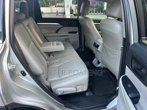 Toyota Highlander LE Plus 2019 Silver