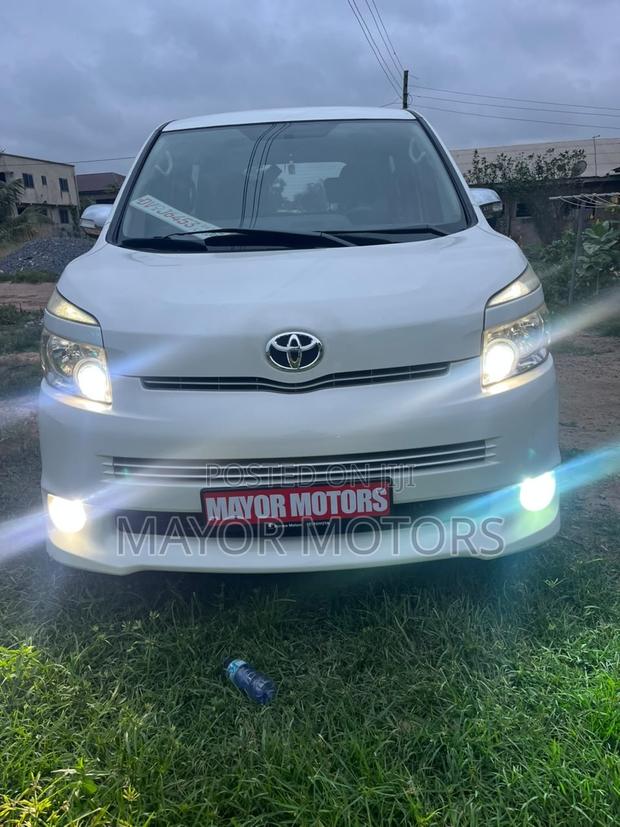 Toyota Voxy X L Edition 2WD 8-Seater 2010 White