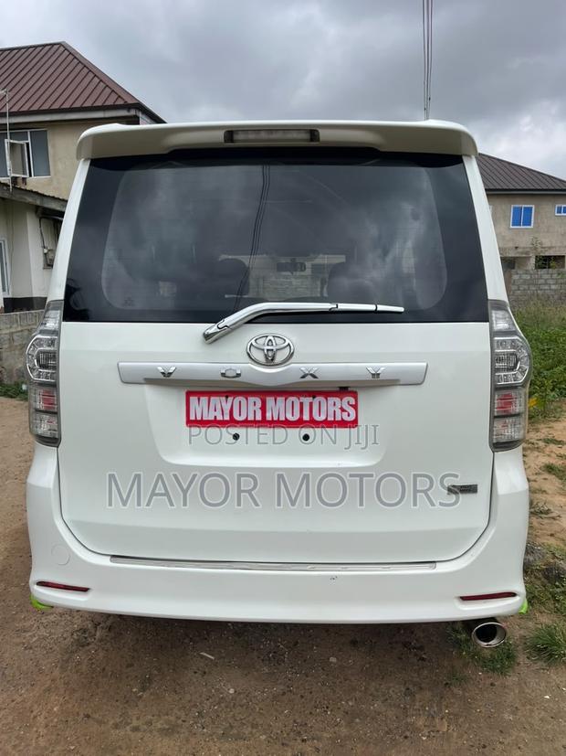 Toyota Voxy X L Edition 2WD 8-Seater 2010 White