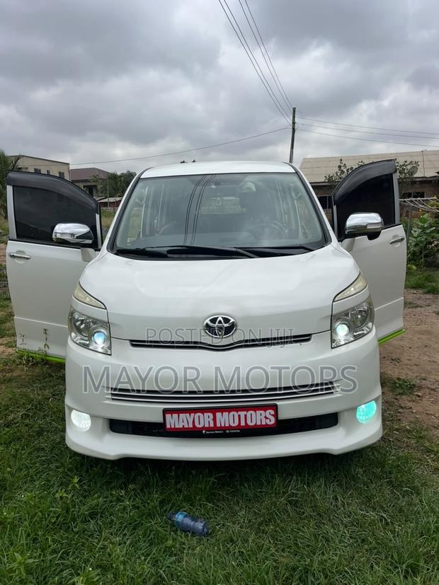 Toyota Voxy X L Edition 2WD 8-Seater 2010 White