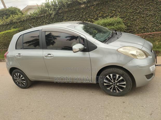 Toyota Vitz 1.3 FWD 5dr 2010 Gray