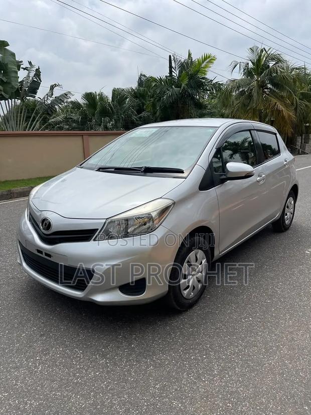 Toyota Vitz 2014 Silver