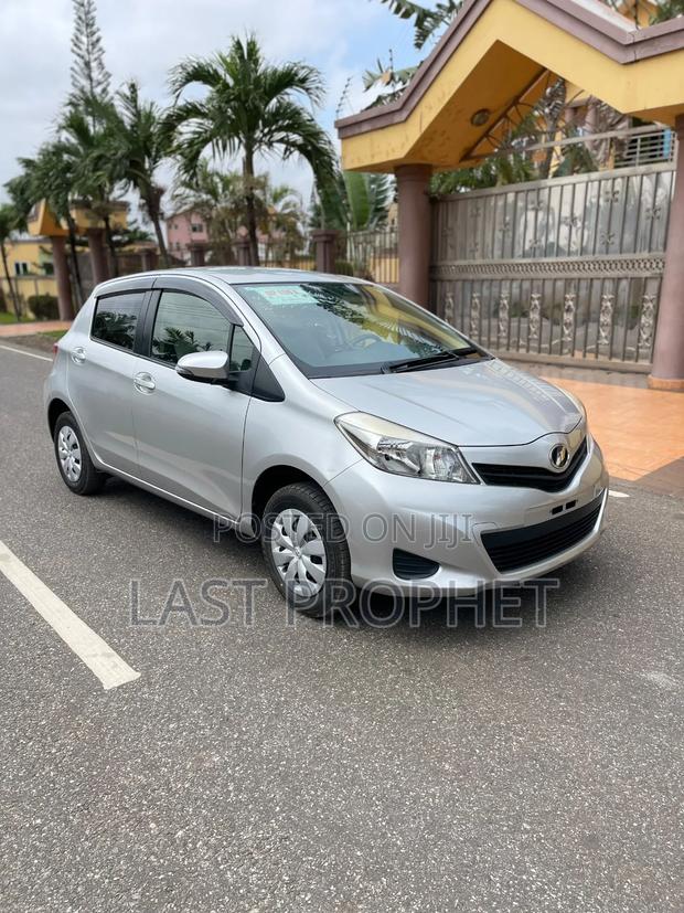 Toyota Vitz 2014 Silver