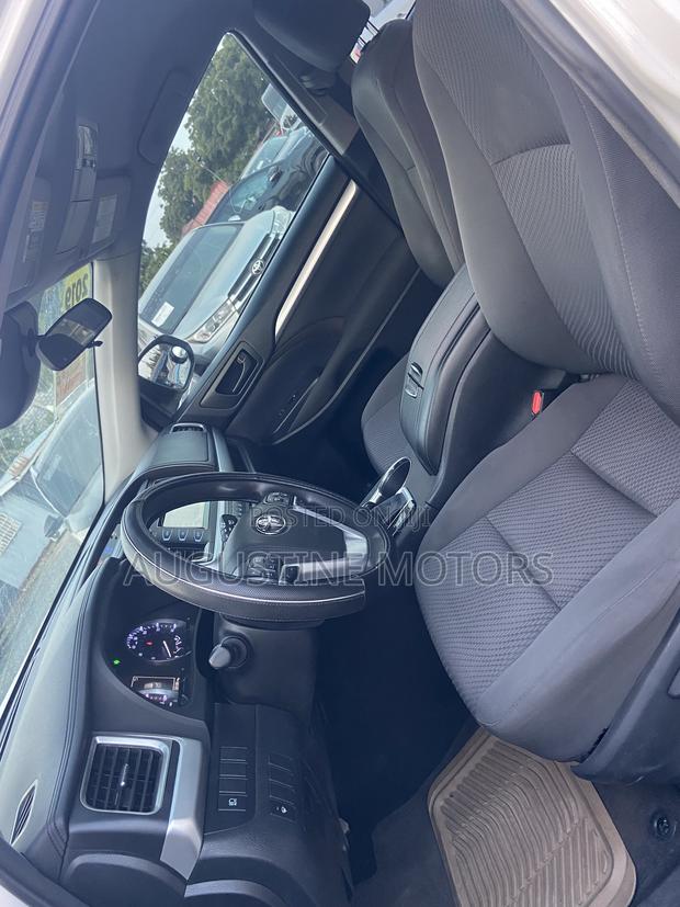 Toyota Highlander LE 2019 White