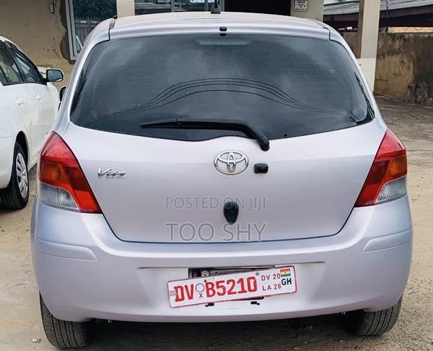 Toyota Vitz 2010 Silver