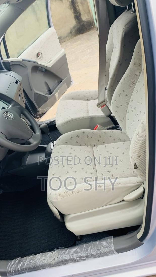 Toyota Vitz 2010 Silver