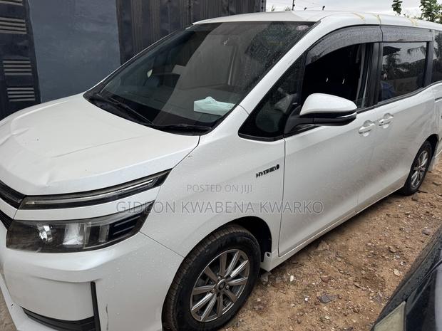 Toyota Voxy Hybrid X 2WD 7-Seater 2015 White