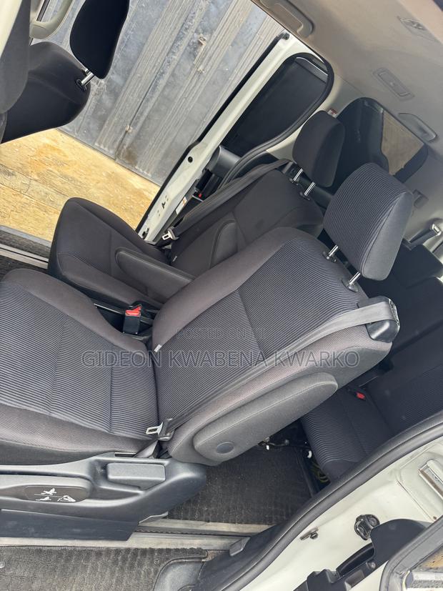 Toyota Voxy Hybrid X 2WD 7-Seater 2015 White