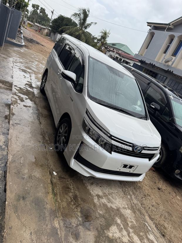 Toyota Voxy Hybrid X 2WD 7-Seater 2015 White