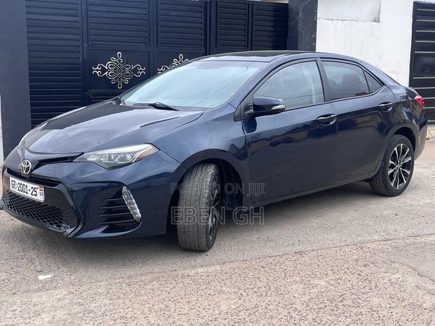 Toyota Corolla XLE (1.8L 4cyl 2A) 2018 Black