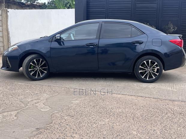 Toyota Corolla XLE (1.8L 4cyl 2A) 2018 Black