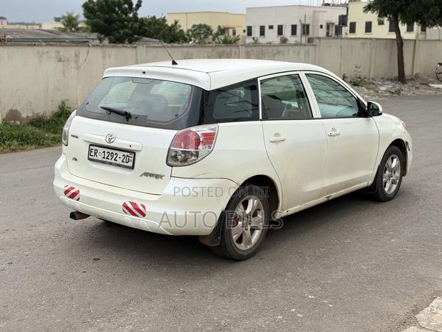 Toyota Matrix Hatchback FWD (1.8L 4cyl 5M) 2007 White