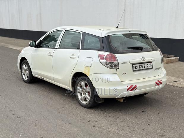Toyota Matrix Hatchback FWD (1.8L 4cyl 5M) 2007 White