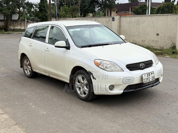 Toyota Matrix Hatchback FWD (1.8L 4cyl 5M) 2007 White
