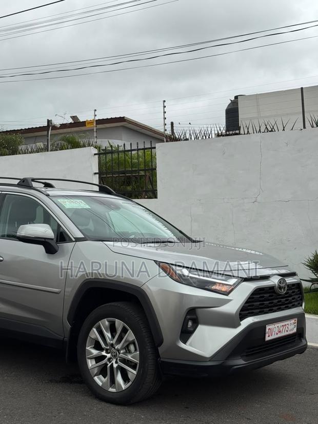 Toyota RAV4 XLE Premium 2025 Silver