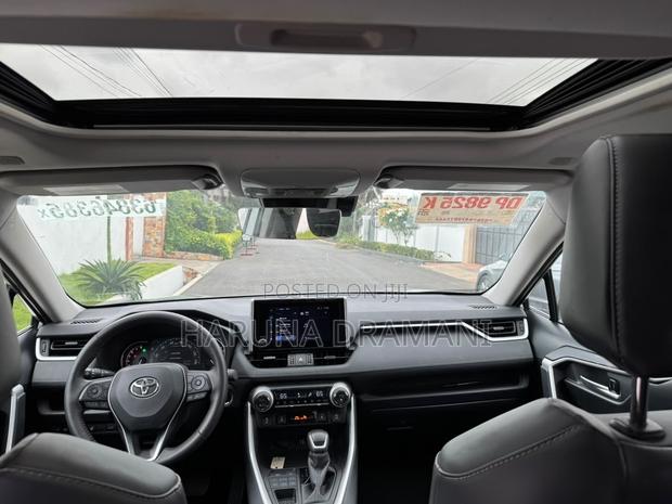 Toyota RAV4 XLE Premium 2025 Silver
